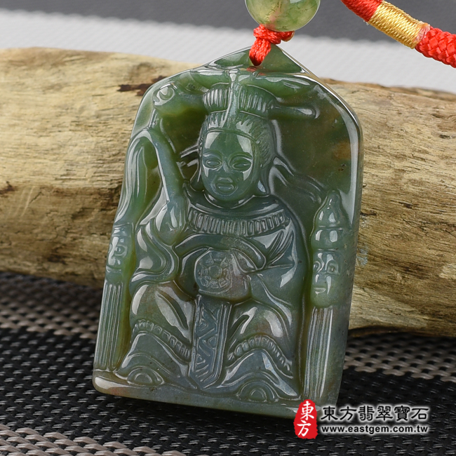 水草玉地母娘娘項鍊玉珮右側照片 水草玉地母娘娘項鍊玉珮（地母元君：地母娘娘牌水草玉地母娘娘玉珮、水草玉地母娘娘玉墜）。綠水草玉地母娘娘，QN038。客製化訂做水草玉地母娘娘吊墜玉珮項鍊。★附東方翡翠寶石保證卡