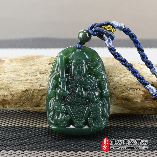 水草玉玄天上帝項鍊玉珮情境照片 水草玉玄天上帝項鍊玉珮（玄天上帝：玄天上帝牌水草玉玄天上帝玉珮、水草玉玄天上帝玉墜）。綠色水草玉玄天上帝，ST056。客製化訂做各種水草玉玄天上帝吊墜玉珮項鍊。★附東方翡翠寶石保證卡