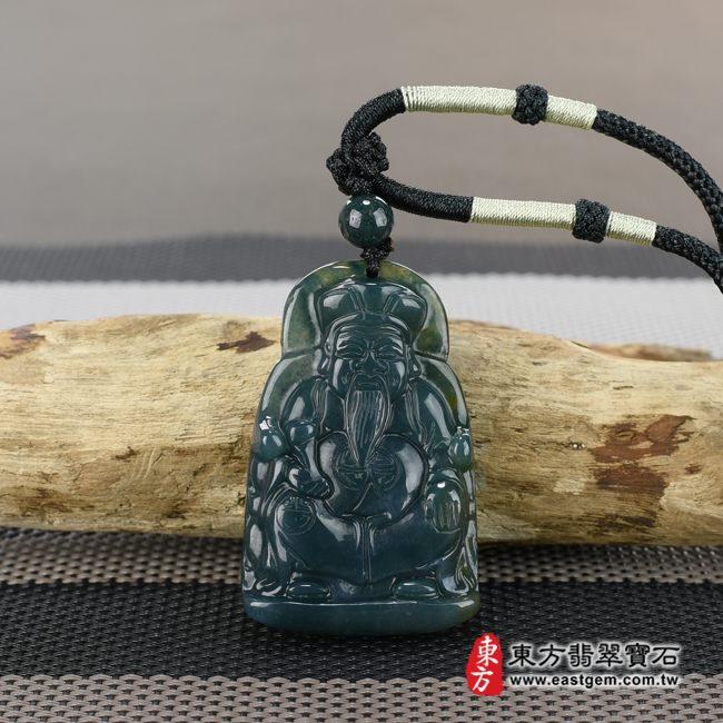 水草玉福德正神土地公財神爺項鍊玉珮情境照片 水草玉福德正神土地公財神爺項鍊玉珮（福德正神：福德正神土地公財神爺牌水草玉福德正神土地公財神爺玉珮、水草玉福德正神土地公財神爺玉墜）。綠色水草玉福德正神土地公財神爺，TD035。客製化訂做各種水草玉福德正神土地公財神爺吊墜玉珮項鍊。★附東方翡翠寶石保證卡