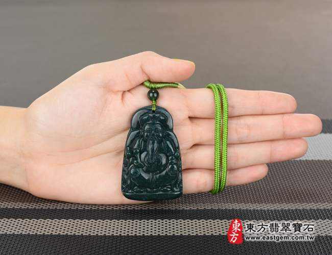 水草玉福德正神土地公財神爺項鍊玉珮大小示意照片 水草玉福德正神土地公財神爺項鍊玉珮（福德正神：福德正神土地公財神爺牌水草玉福德正神土地公財神爺玉珮、水草玉福德正神土地公財神爺玉墜）。綠色水草玉福德正神土地公財神爺，TD036。客製化訂做各種水草玉福德正神土地公財神爺吊墜玉珮項鍊。★附東方翡翠寶石保證卡