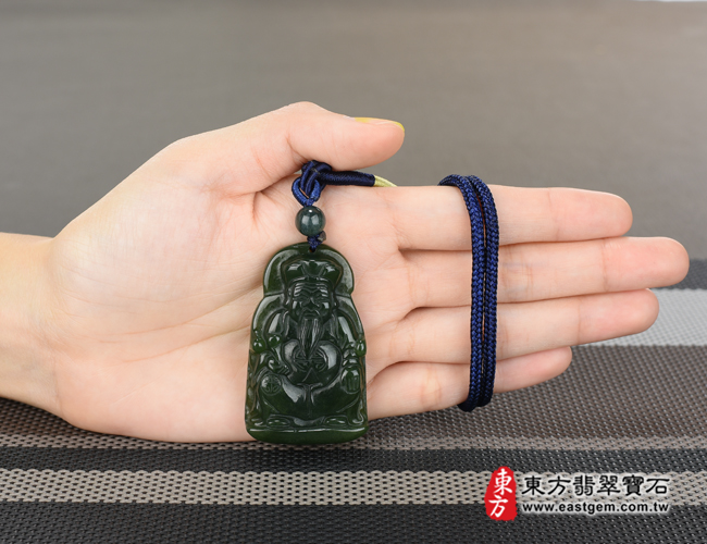 水草玉福德正神土地公財神爺項鍊玉珮大小示意照片 水草玉福德正神土地公財神爺項鍊玉珮（福德正神：福德正神土地公財神爺牌水草玉福德正神土地公財神爺玉珮、水草玉福德正神土地公財神爺玉墜）。綠色水草玉福德正神土地公財神爺，TD037。客製化訂做各種水草玉福德正神土地公財神爺吊墜玉珮項鍊。★附東方翡翠寶石保證卡