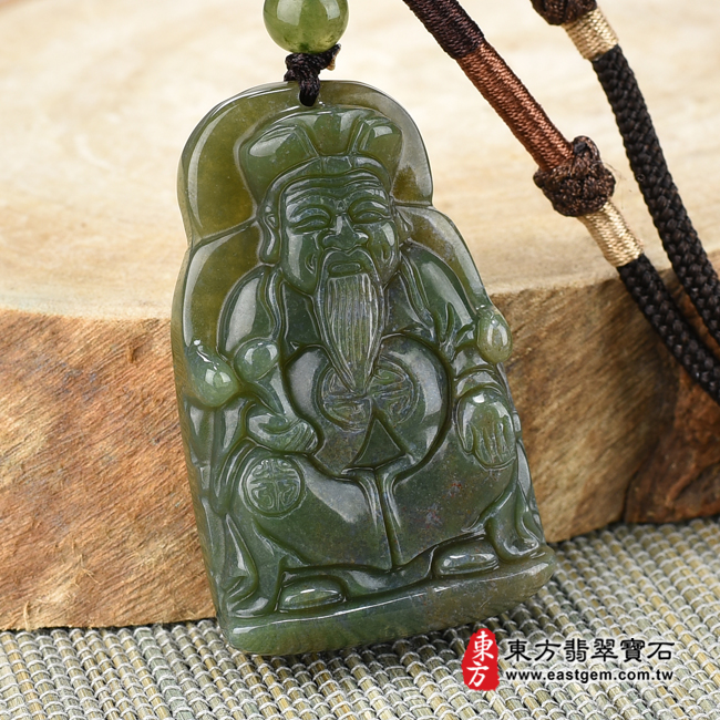 水草玉福德正神土地公財神爺項鍊玉珮左側照片 水草玉福德正神土地公財神爺項鍊玉珮（福德正神：福德正神土地公財神爺牌水草玉福德正神土地公財神爺玉珮、水草玉福德正神土地公財神爺玉墜）。綠帶黃紅水草玉福德正神土地公財神爺，TD038。客製化訂做各種水草玉福德正神土地公財神爺吊墜玉珮項鍊。★附東方翡翠寶石保證卡