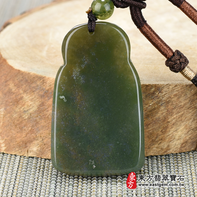 水草玉福德正神土地公財神爺項鍊玉珮背面照片 水草玉福德正神土地公財神爺項鍊玉珮（福德正神：福德正神土地公財神爺牌水草玉福德正神土地公財神爺玉珮、水草玉福德正神土地公財神爺玉墜）。綠帶黃紅水草玉福德正神土地公財神爺，TD038。客製化訂做各種水草玉福德正神土地公財神爺吊墜玉珮項鍊。★附東方翡翠寶石保證卡