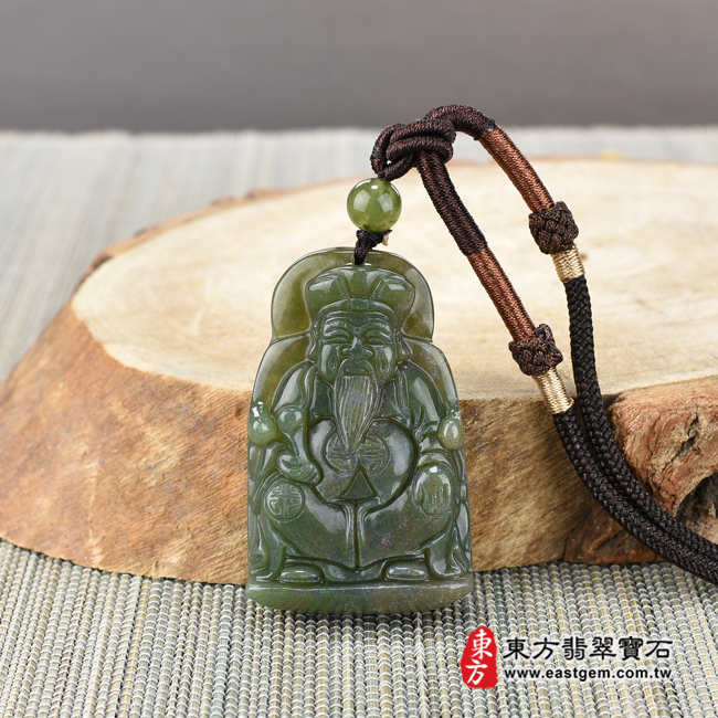 水草玉福德正神土地公財神爺項鍊玉珮情境照片 水草玉福德正神土地公財神爺項鍊玉珮（福德正神：福德正神土地公財神爺牌水草玉福德正神土地公財神爺玉珮、水草玉福德正神土地公財神爺玉墜）。綠帶黃紅水草玉福德正神土地公財神爺，TD038。客製化訂做各種水草玉福德正神土地公財神爺吊墜玉珮項鍊。★附東方翡翠寶石保證卡