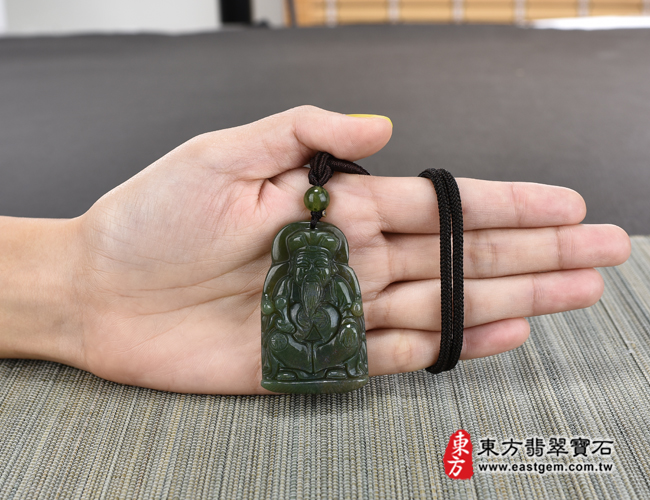 水草玉福德正神土地公財神爺項鍊玉珮大小示意照片 水草玉福德正神土地公財神爺項鍊玉珮（福德正神：福德正神土地公財神爺牌水草玉福德正神土地公財神爺玉珮、水草玉福德正神土地公財神爺玉墜）。綠帶黃紅水草玉福德正神土地公財神爺，TD038。客製化訂做各種水草玉福德正神土地公財神爺吊墜玉珮項鍊。★附東方翡翠寶石保證卡