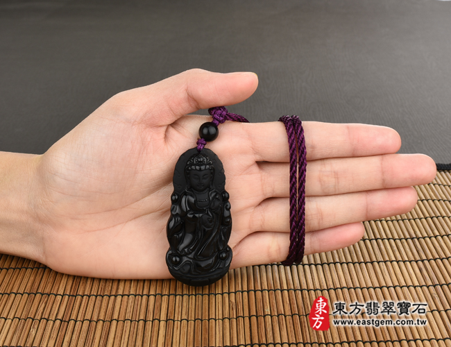 黑曜石觀世音菩薩項鍊玉珮大小示意照片 黑曜石觀世音菩薩項鍊玉珮（觀世音菩薩、寶瓶觀音：觀世音菩薩牌黑曜石觀世音菩薩玉珮、黑曜石觀世音菩薩玉墜）。全黑黑曜石觀世音菩薩，GY872。客製化訂做各種黑曜石觀世音菩薩吊墜玉珮項鍊。★附東方翡翠寶石保證卡