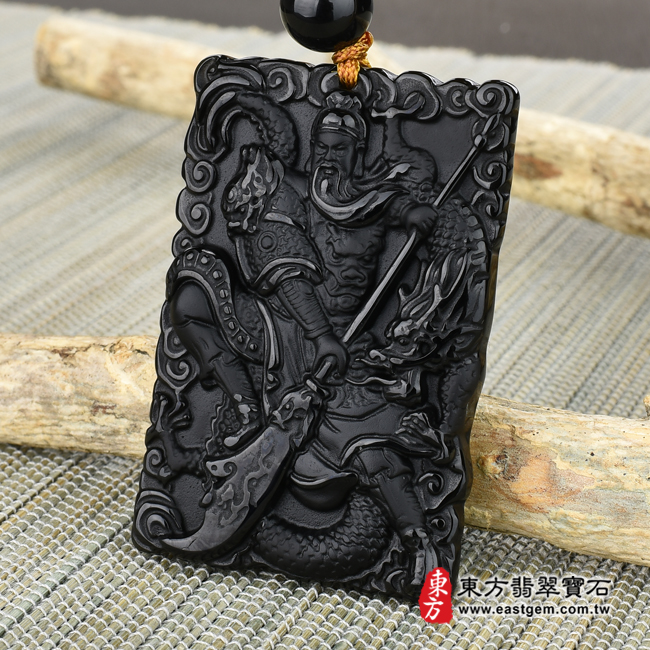 頂級細料微透光黑曜石關公項鍊玉珮右側照片 頂級細料微透光黑曜石關公項鍊玉珮 （已出售勿下標，可訂做）（乘龍關聖帝君、乘龍關公：關公牌黑曜石關公玉珮、黑曜石關公玉墜）。頂級黑曜石關公，KG229。客製化訂做各種黑曜石關公吊墜玉珮項鍊。★附東方翡翠寶石保證卡