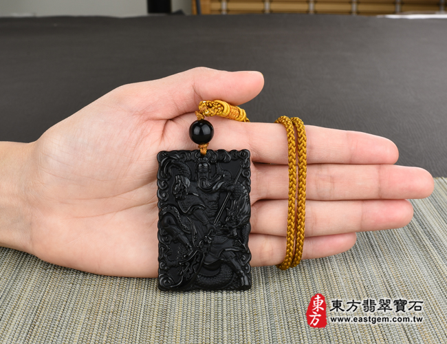 頂級細料微透光黑曜石關公項鍊玉珮大小示意照片 （已出售勿下標，可訂做）頂級細料微透光黑曜石關公項鍊玉珮（乘龍關聖帝君、乘龍關公：關公牌黑曜石關公玉珮、黑曜石關公玉墜）。頂級黑曜石關公，KG229。客製化訂做各種黑曜石關公吊墜玉珮項鍊。★附東方翡翠寶石保證卡