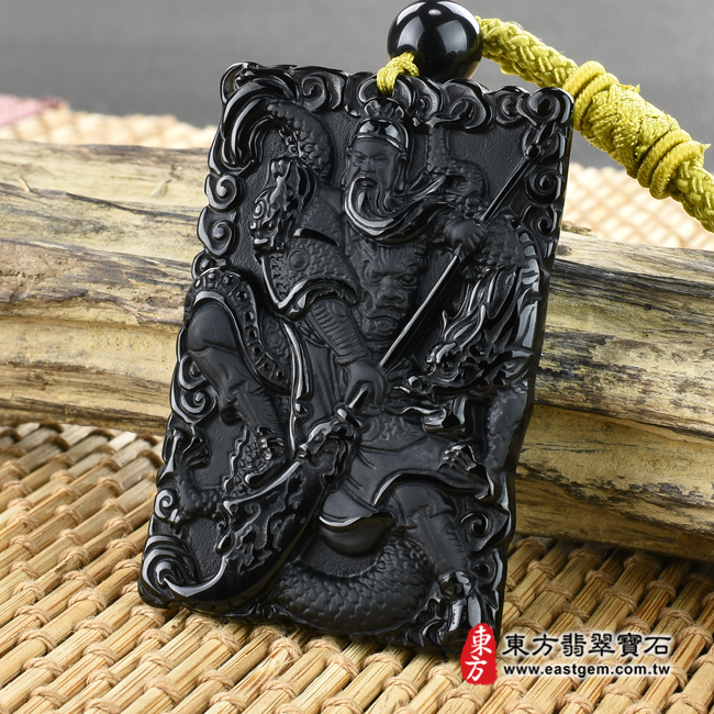 頂級細料微透光黑曜石關公項鍊玉珮右側照片 頂級細料微透光黑曜石關公項鍊玉珮（乘龍關聖帝君、乘龍關公：關公牌黑曜石關公玉珮、黑曜石關公玉墜）。頂級黑曜石關公，KG232。客製化訂做各種黑曜石關公吊墜玉珮項鍊。★附東方翡翠寶石保證卡