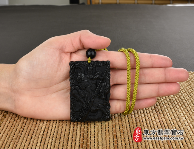 頂級細料微透光黑曜石關公項鍊玉珮大小示意照片 頂級細料微透光黑曜石關公項鍊玉珮（乘龍關聖帝君、乘龍關公：關公牌黑曜石關公玉珮、黑曜石關公玉墜）。頂級黑曜石關公，KG232。客製化訂做各種黑曜石關公吊墜玉珮項鍊。★附東方翡翠寶石保證卡