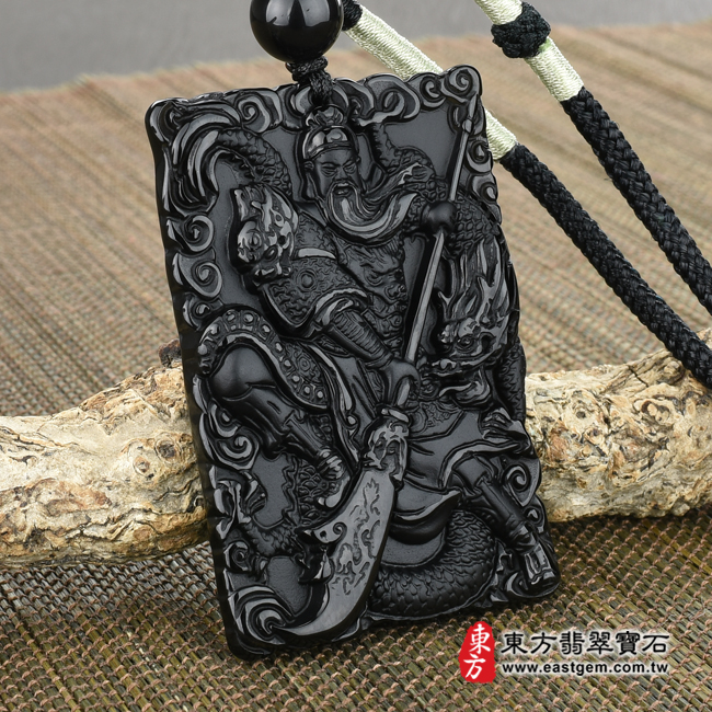 頂級細料微透光黑曜石關公項鍊玉珮左側照片 頂級細料微透光黑曜石關公項鍊玉珮（乘龍關聖帝君、乘龍關公：關公牌黑曜石關公玉珮、黑曜石關公玉墜）。頂級黑曜石關公，KG233。客製化訂做各種黑曜石關公吊墜玉珮項鍊。★附東方翡翠寶石保證卡