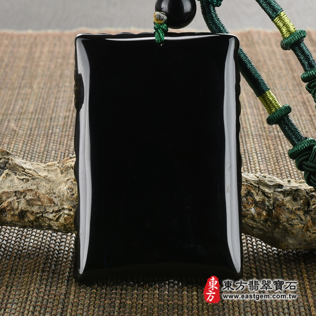 頂級細料微透光黑曜石關公項鍊玉珮背面照片 頂級細料微透光黑曜石關公項鍊玉珮（乘龍關聖帝君、乘龍關公：關公牌黑曜石關公玉珮、黑曜石關公玉墜）。頂級黑曜石關公，KG234。客製化訂做各種黑曜石關公吊墜玉珮項鍊。★附東方翡翠寶石保證卡