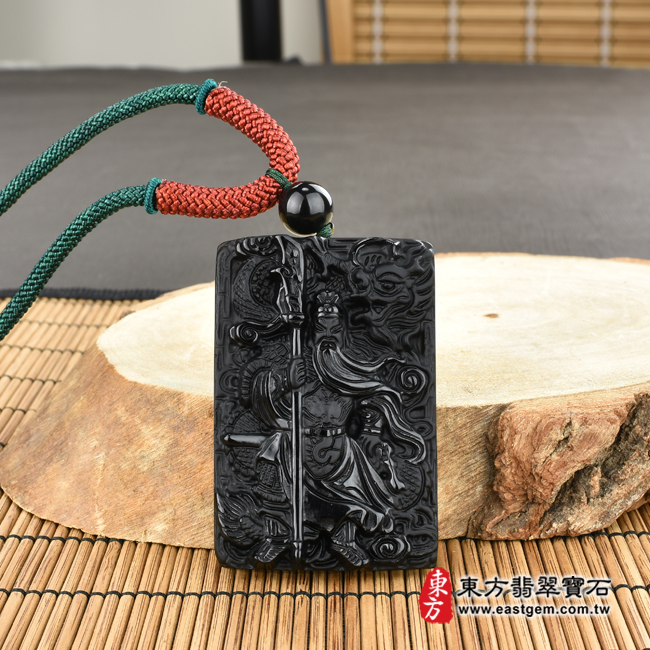 頂級細料微透光黑曜石關公項鍊玉珮情境照片 頂級細料微透光黑曜石關公項鍊玉珮（乘龍關聖帝君、乘龍關公：關公牌黑曜石關公玉珮、黑曜石關公玉墜）。頂級黑曜石關公，KG237。客製化訂做各種黑曜石關公吊墜玉珮項鍊。★附東方翡翠寶石保證卡
