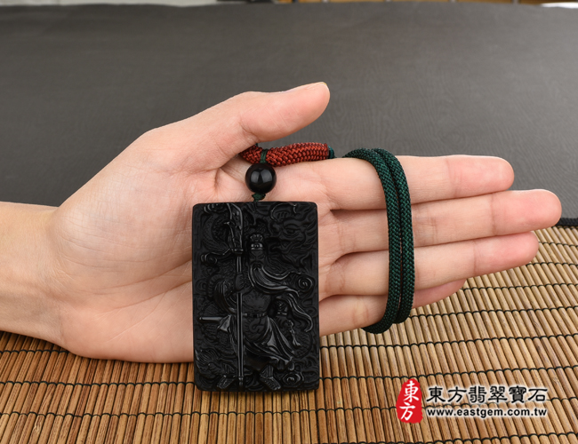 頂級細料微透光黑曜石關公項鍊玉珮大小示意照片 頂級細料微透光黑曜石關公項鍊玉珮（乘龍關聖帝君、乘龍關公：關公牌黑曜石關公玉珮、黑曜石關公玉墜）。頂級黑曜石關公，KG237。客製化訂做各種黑曜石關公吊墜玉珮項鍊。★附東方翡翠寶石保證卡