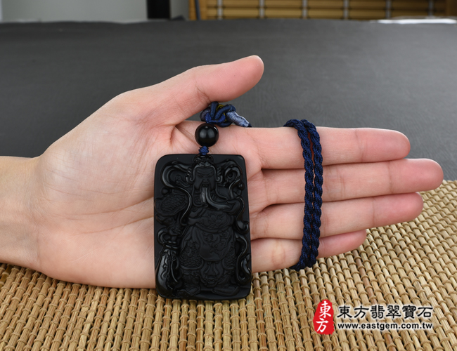 黑曜石關公項鍊玉珮大小示意照片 黑曜石關公項鍊玉珮（關聖帝君：關公牌黑曜石關公玉珮、黑曜石關公玉墜）。全黑黑曜石關公，KG239。客製化訂做各種黑曜石關公吊墜玉珮項鍊。★附東方翡翠寶石保證卡