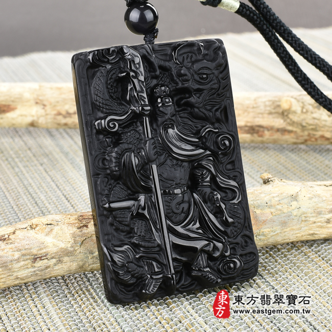 頂級細料微透光黑曜石關公項鍊玉珮左側照片 頂級細料微透光黑曜石關公項鍊玉珮（乘龍關聖帝君、乘龍關公：關公牌黑曜石關公玉珮、黑曜石關公玉墜）。頂級黑曜石關公，KG242。客製化訂做各種黑曜石關公吊墜玉珮項鍊。★附東方翡翠寶石保證卡