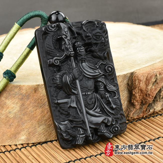 頂級細料微透光黑曜石關公項鍊玉珮左側照片 頂級細料微透光黑曜石關公項鍊玉珮（乘龍關聖帝君、乘龍關公：關公牌黑曜石關公玉珮、黑曜石關公玉墜）。頂級黑曜石關公，KG245。客製化訂做各種黑曜石關公吊墜玉珮項鍊。★附東方翡翠寶石保證卡