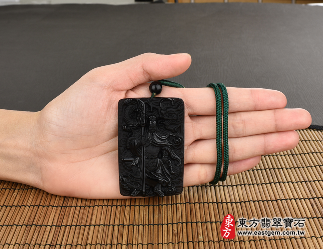 頂級細料微透光黑曜石關公項鍊玉珮大小示意照片 頂級細料微透光黑曜石關公項鍊玉珮（乘龍關聖帝君、乘龍關公：關公牌黑曜石關公玉珮、黑曜石關公玉墜）。頂級黑曜石關公，KG245。客製化訂做各種黑曜石關公吊墜玉珮項鍊。★附東方翡翠寶石保證卡