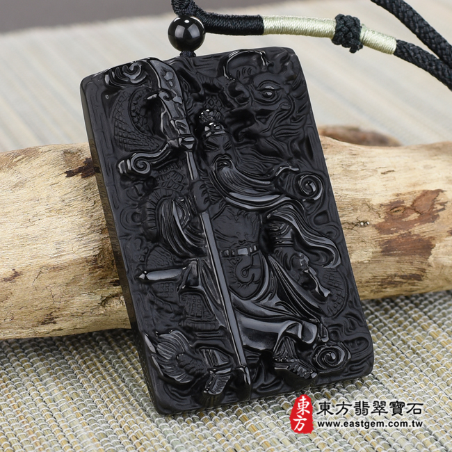 頂級細料微透光黑曜石關公項鍊玉珮左側照片 頂級細料微透光黑曜石關公項鍊玉珮（乘龍關聖帝君、乘龍關公：關公牌黑曜石關公玉珮、黑曜石關公玉墜）。頂級黑曜石關公，KG246。客製化訂做各種黑曜石關公吊墜玉珮項鍊。★附東方翡翠寶石保證卡