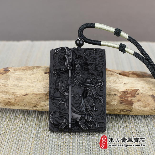 頂級細料微透光黑曜石關公項鍊玉珮情境照片 頂級細料微透光黑曜石關公項鍊玉珮（乘龍關聖帝君、乘龍關公：關公牌黑曜石關公玉珮、黑曜石關公玉墜）。頂級黑曜石關公，KG246。客製化訂做各種黑曜石關公吊墜玉珮項鍊。★附東方翡翠寶石保證卡