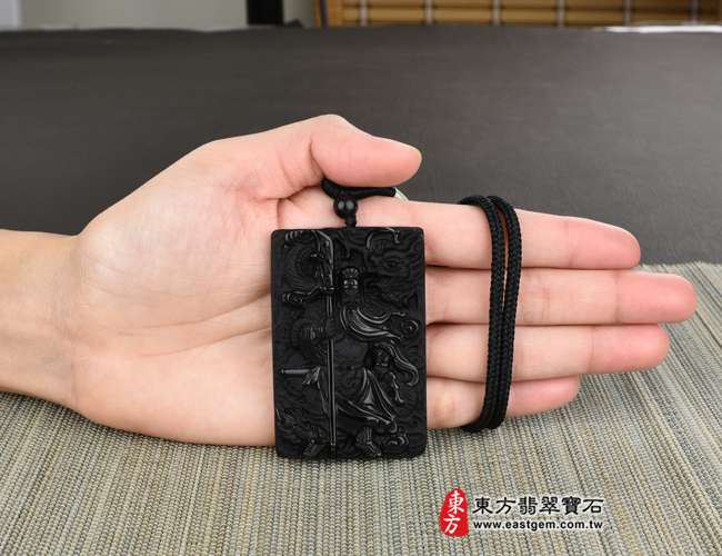 頂級細料微透光黑曜石關公項鍊玉珮大小示意照片 頂級細料微透光黑曜石關公項鍊玉珮（乘龍關聖帝君、乘龍關公：關公牌黑曜石關公玉珮、黑曜石關公玉墜）。頂級黑曜石關公，KG246。客製化訂做各種黑曜石關公吊墜玉珮項鍊。★附東方翡翠寶石保證卡