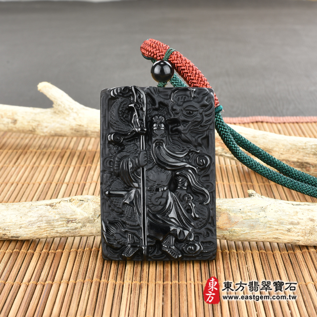 頂級細料微透光黑曜石關公項鍊玉珮情境照片 （已出售勿下標，可訂做）頂級細料微透光黑曜石關公項鍊玉珮（乘龍關聖帝君、乘龍關公：關公牌黑曜石關公玉珮、黑曜石關公玉墜）。頂級黑曜石關公，KG247。客製化訂做各種黑曜石關公吊墜玉珮項鍊。★附東方翡翠寶石保證卡