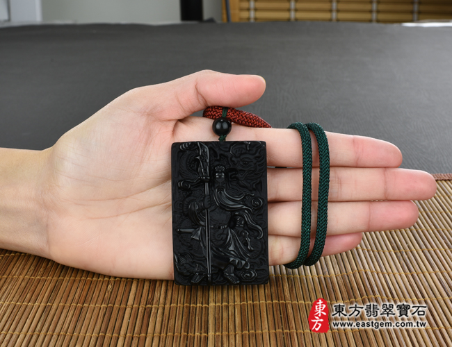 頂級細料微透光黑曜石關公項鍊玉珮大小示意照片 （已出售勿下標，可訂做）頂級細料微透光黑曜石關公項鍊玉珮（乘龍關聖帝君、乘龍關公：關公牌黑曜石關公玉珮、黑曜石關公玉墜）。頂級黑曜石關公，KG247。客製化訂做各種黑曜石關公吊墜玉珮項鍊。★附東方翡翠寶石保證卡