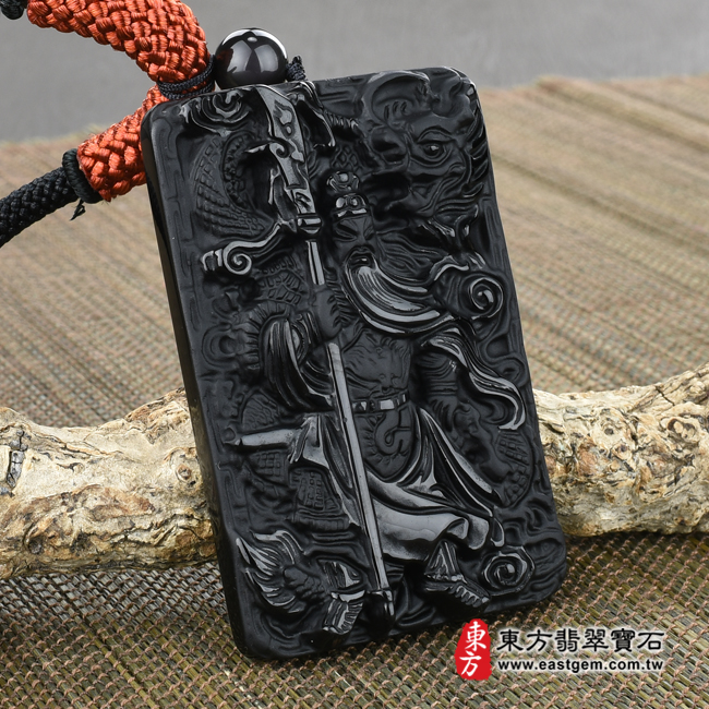 黑頂級細料微透光黑曜石關公項鍊玉珮左側照片 黑頂級細料微透光黑曜石關公項鍊玉珮（乘龍關聖帝君、乘龍關公：關公牌黑曜石關公玉珮、黑曜石關公玉墜）。頂級黑曜石關公，KG248。客製化訂做各種黑曜石關公吊墜玉珮項鍊。★附東方翡翠寶石保證卡