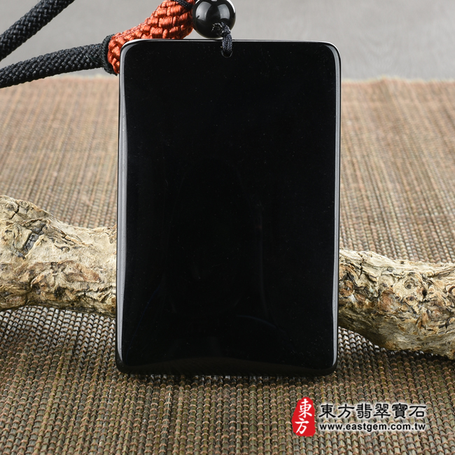黑頂級細料微透光黑曜石關公項鍊玉珮背面照片 黑頂級細料微透光黑曜石關公項鍊玉珮（乘龍關聖帝君、乘龍關公：關公牌黑曜石關公玉珮、黑曜石關公玉墜）。頂級黑曜石關公，KG248。客製化訂做各種黑曜石關公吊墜玉珮項鍊。★附東方翡翠寶石保證卡