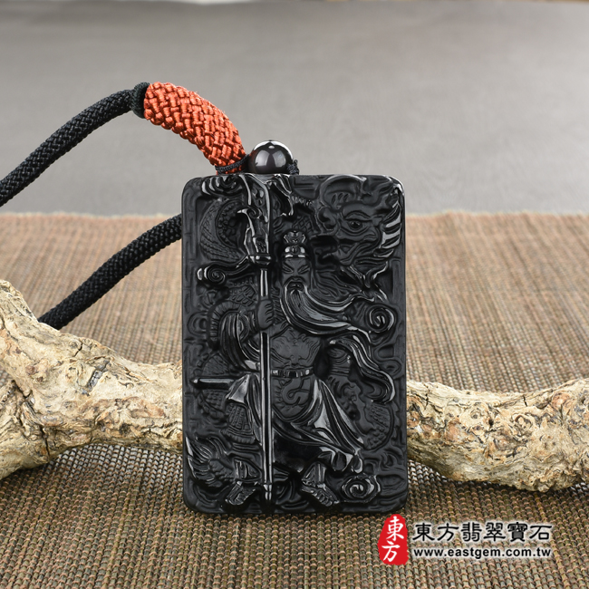 黑頂級細料微透光黑曜石關公項鍊玉珮情境照片 黑頂級細料微透光黑曜石關公項鍊玉珮（乘龍關聖帝君、乘龍關公：關公牌黑曜石關公玉珮、黑曜石關公玉墜）。頂級黑曜石關公，KG248。客製化訂做各種黑曜石關公吊墜玉珮項鍊。★附東方翡翠寶石保證卡