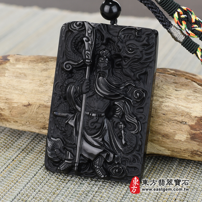 頂級細料微透光黑曜石關公項鍊玉珮右側照片 頂級細料微透光黑曜石關公項鍊玉珮（乘龍關聖帝君、乘龍關公：關公牌黑曜石關公玉珮、黑曜石關公玉墜。）。頂級黑曜石關公，KG251。客製化訂做各種黑曜石關公吊墜玉珮項鍊。★附東方翡翠寶石保證卡
