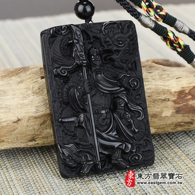 頂級細料微透光黑曜石關公項鍊玉珮左側照片 頂級細料微透光黑曜石關公項鍊玉珮（乘龍關聖帝君、乘龍關公：關公牌黑曜石關公玉珮、黑曜石關公玉墜。）。頂級黑曜石關公，KG251。客製化訂做各種黑曜石關公吊墜玉珮項鍊。★附東方翡翠寶石保證卡