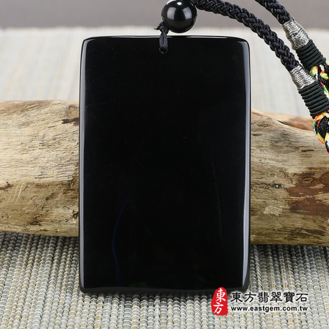 頂級細料微透光黑曜石關公項鍊玉珮背面照片 頂級細料微透光黑曜石關公項鍊玉珮（乘龍關聖帝君、乘龍關公：關公牌黑曜石關公玉珮、黑曜石關公玉墜。）。頂級黑曜石關公，KG251。客製化訂做各種黑曜石關公吊墜玉珮項鍊。★附東方翡翠寶石保證卡