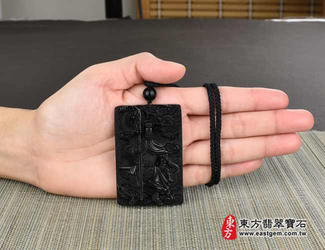 頂級細料微透光黑曜石關公項鍊玉珮大小示意照片 頂級細料微透光黑曜石關公項鍊玉珮（乘龍關聖帝君、乘龍關公：關公牌黑曜石關公玉珮、黑曜石關公玉墜。）。頂級黑曜石關公，KG251。客製化訂做各種黑曜石關公吊墜玉珮項鍊。★附東方翡翠寶石保證卡