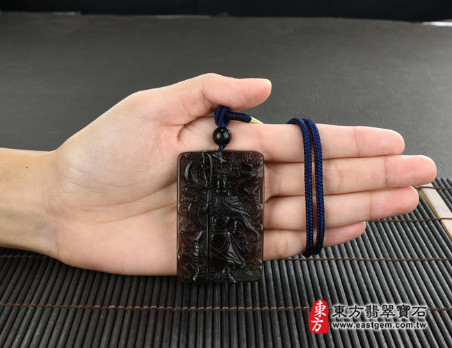 黑曜石關公項鍊玉珮大小示意照片 黑曜石關公項鍊玉珮（乘龍關聖帝君、乘龍關公：關公牌黑曜石關公玉珮、黑曜石關公玉墜）。冰種黑曜石關公，KG255。客製化訂做各種黑曜石關公吊墜玉珮項鍊。★附東方翡翠寶石保證卡