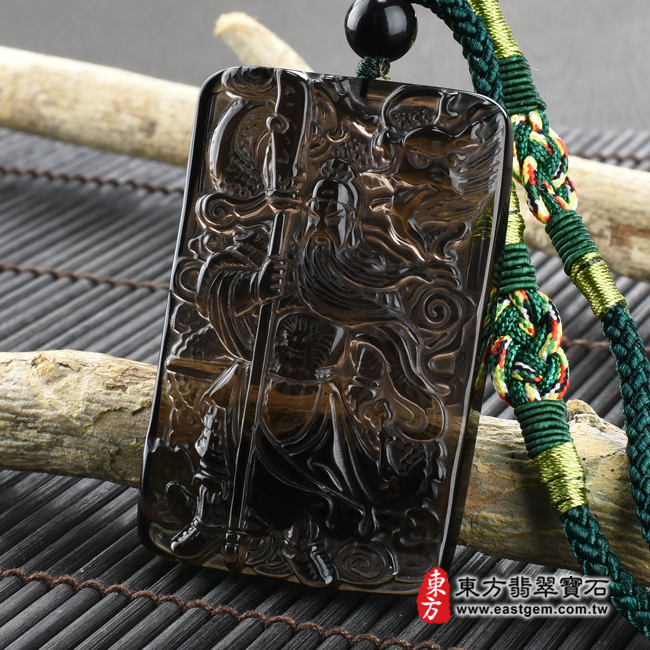 黑曜石關公項鍊玉珮右側照片 黑曜石關公項鍊玉珮（乘龍關聖帝君、乘龍關公：關公牌黑曜石關公玉珮、黑曜石關公玉墜）。冰種黑曜石關公，KG259。客製化訂做各種黑曜石關公吊墜玉珮項鍊。★附東方翡翠寶石保證卡