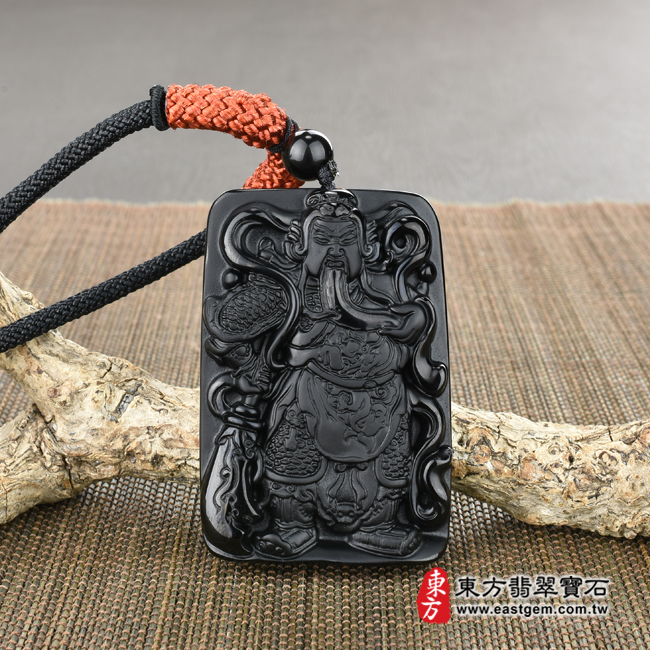 黑曜石關公項鍊玉珮情境照片 黑曜石關公項鍊玉珮（關聖帝君：關公牌黑曜石關公玉珮、黑曜石關公玉墜）。全黑黑曜石關公，KG260。客製化訂做各種黑曜石關公吊墜玉珮項鍊。★附東方翡翠寶石保證卡