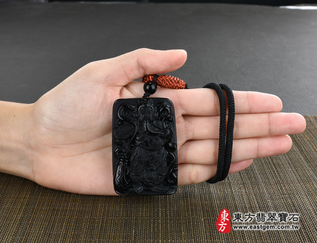 黑曜石關公項鍊玉珮大小示意照片 黑曜石關公項鍊玉珮（關聖帝君：關公牌黑曜石關公玉珮、黑曜石關公玉墜）。全黑黑曜石關公，KG260。客製化訂做各種黑曜石關公吊墜玉珮項鍊。★附東方翡翠寶石保證卡
