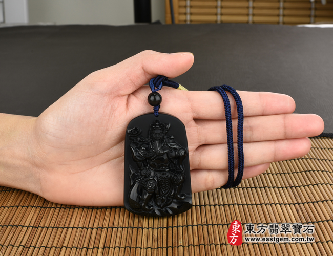 黑曜石關公項鍊玉珮大小示意照片 黑曜石關公項鍊玉珮（關聖帝君：關公牌黑曜石關公玉珮、黑曜石關公玉墜）。全黑黑曜石關公，KG269。客製化訂做各種黑曜石關公吊墜玉珮項鍊。★附東方翡翠寶石保證卡
