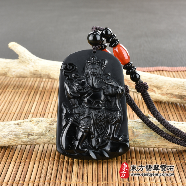 黑曜石關公項鍊玉珮情境照片 黑曜石關公項鍊玉珮（關聖帝君：關公牌黑曜石關公玉珮、黑曜石關公玉墜）。全黑黑曜石關公，KG273。客製化訂做各種黑曜石關公吊墜玉珮項鍊。★附東方翡翠寶石保證卡