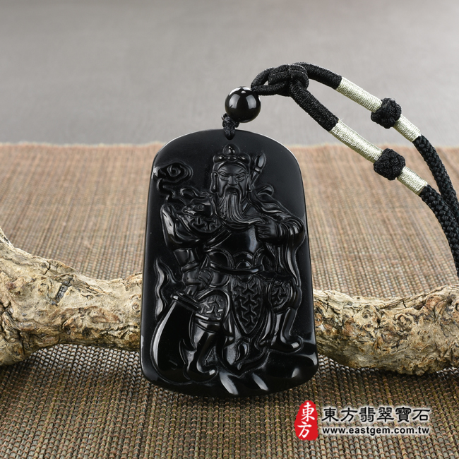 黑曜石關公項鍊玉珮情境照片 黑曜石關公項鍊玉珮（關聖帝君：關公牌黑曜石關公玉珮、黑曜石關公玉墜）。全黑黑曜石關公，KG274。客製化訂做各種黑曜石關公吊墜玉珮項鍊。★附東方翡翠寶石保證卡