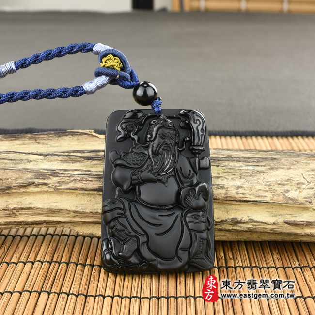 黑曜石關公項鍊玉珮情境照片 黑曜石關公項鍊玉珮（關聖帝君：關公牌黑曜石關公玉珮、黑曜石關公玉墜）。全黑黑曜石關公，KG282。客製化訂做各種黑曜石關公吊墜玉珮項鍊。★附東方翡翠寶石保證卡