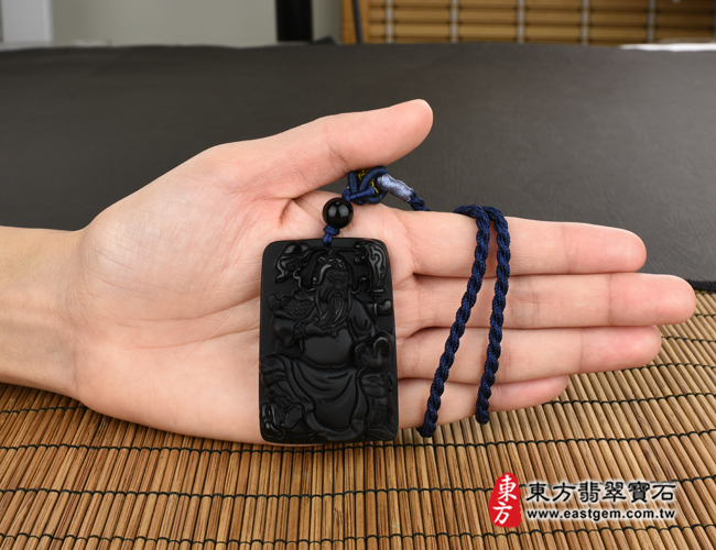 黑曜石關公項鍊玉珮大小示意照片 黑曜石關公項鍊玉珮（關聖帝君：關公牌黑曜石關公玉珮、黑曜石關公玉墜）。全黑黑曜石關公，KG282。客製化訂做各種黑曜石關公吊墜玉珮項鍊。★附東方翡翠寶石保證卡
