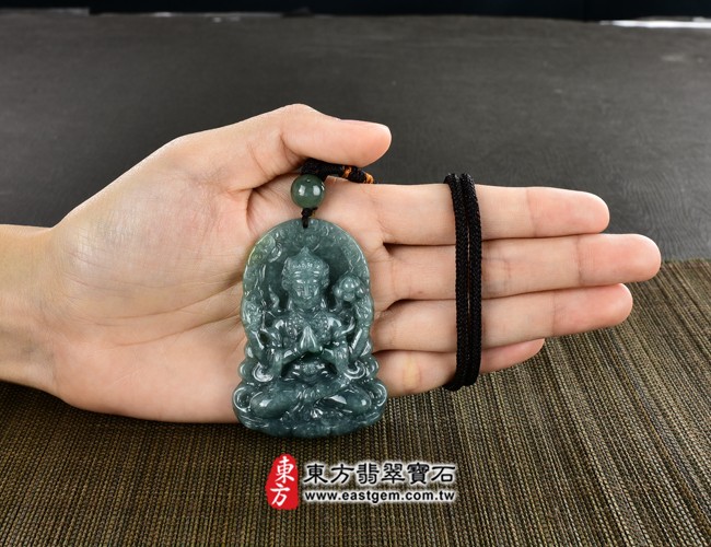 翡翠千手觀音大小示意圖照片 翡翠千手觀音項鍊玉珮（千手觀音：千手觀音牌A貨翡翠千手觀音玉珮、翡翠千手觀音玉墜）。翡翠千手觀音，LH158。客製化訂做各種翡翠千手觀音吊墜玉珮項鍊。★附A貨翡翠雙證書(產地:瓜地馬拉)