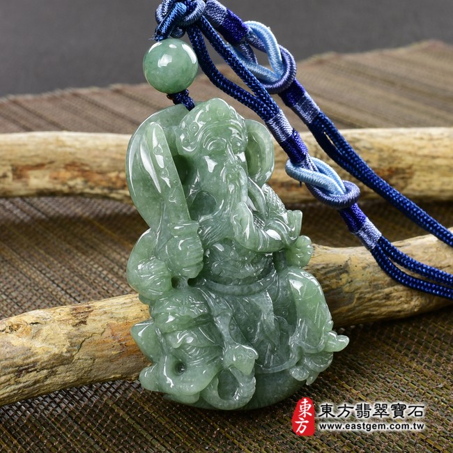 翡翠玄天上帝右側照片 翡翠玄天上帝項鍊玉珮（玄天上帝：玄天上帝牌A貨翡翠玄天上帝玉珮、緬甸玉玄天上帝玉墜）。綠色豆種玄天上帝，ST064。客製化訂做各種翡翠玄天上帝吊墜玉珮項鍊。★附A貨翡翠雙證書