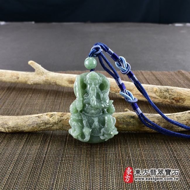 翡翠玄天上帝情境照片 翡翠玄天上帝項鍊玉珮（玄天上帝：玄天上帝牌A貨翡翠玄天上帝玉珮、緬甸玉玄天上帝玉墜）。綠色豆種玄天上帝，ST064。客製化訂做各種翡翠玄天上帝吊墜玉珮項鍊。★附A貨翡翠雙證書