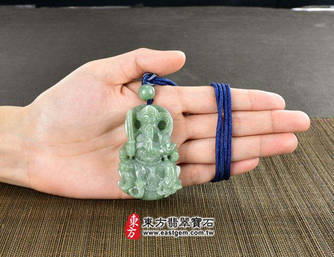翡翠玄天上帝大小示意圖照片 翡翠玄天上帝項鍊玉珮（玄天上帝：玄天上帝牌A貨翡翠玄天上帝玉珮、緬甸玉玄天上帝玉墜）。綠色豆種玄天上帝，ST064。客製化訂做各種翡翠玄天上帝吊墜玉珮項鍊。★附A貨翡翠雙證書