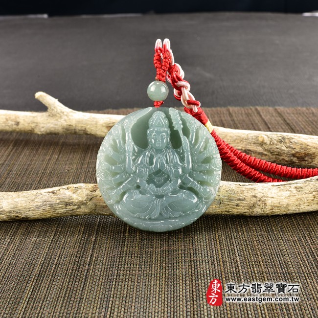 翡翠準提菩薩情境照片 （已出售勿下標，可訂做）翡翠準提菩薩項鍊玉珮（準提菩薩：準提菩薩牌A貨翡翠準提菩薩玉珮、緬甸玉準提菩薩玉墜）。綠色糯種準提菩薩，LH159。客製化訂做各種準提菩薩吊墜玉珮項鍊。★附A貨翡翠雙證書