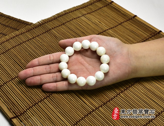 白硨磲手鍊大小示意照片 白硨磲手鍊（白硨磲珠子，珠徑約15mm，14顆白硨磲，WCG026）。客製化設計各種白硨磲珠串、白硨磲珠子、白硨磲手鍊、白硨磲手珠。★附東方翡翠寶石保證卡