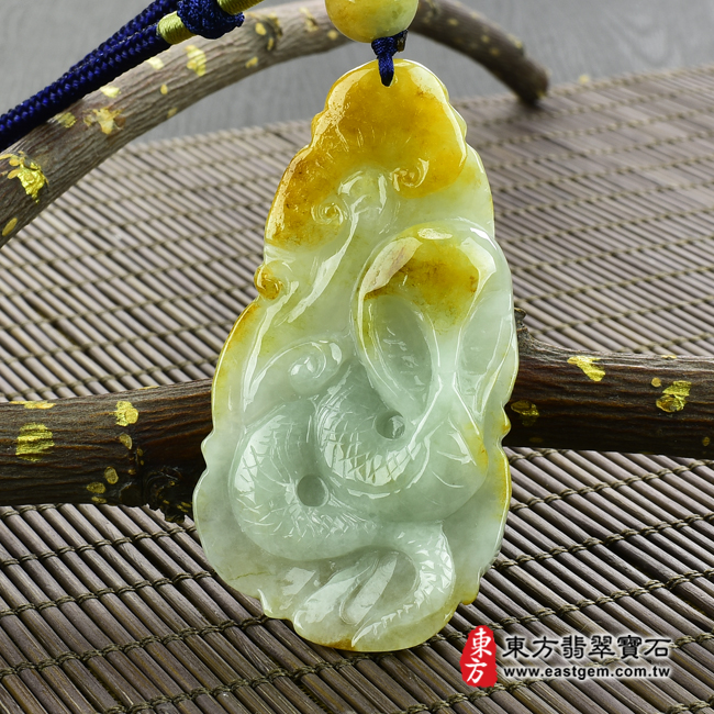 翡翠蛇項鍊玉珮正面照片 翡翠蛇項鍊玉珮（靈蛇舞動：蛇牌A貨翡翠蛇玉珮、緬甸玉蛇玉墜、蛇十二生肖項鍊）。淡綠糯種帶黃翡翠蛇，SN020。客製化訂做各種翡翠蛇吊墜玉珮項鍊。★附A貨翡翠雙證書